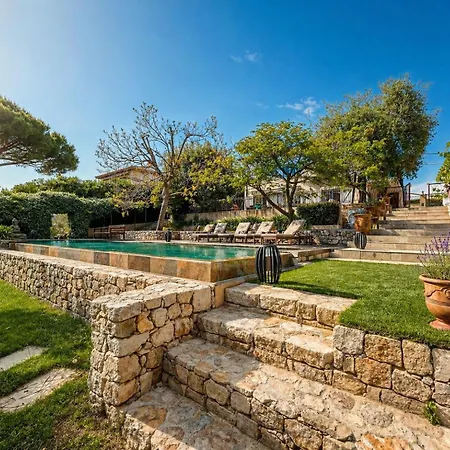 Luxury Villa, Garden, And Infinity Pool *