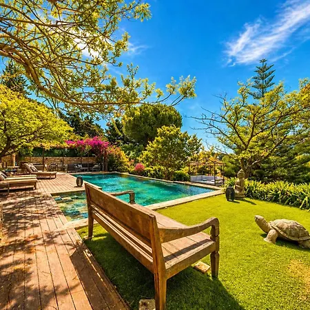 Luxury Villa, Garden, And Infinity Pool Вілла *