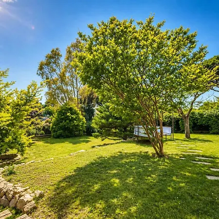 Luxury Villa, Garden, And Infinity Pool Вілла *