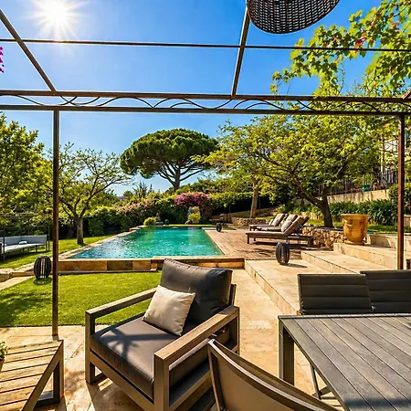 Luxury Villa, Garden, And Infinity Pool Вілла